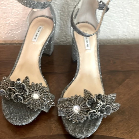 Stylish heels with beautiful design - Picture 1 of 6